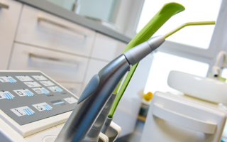 Zahnarztinstrumente und Bedienfeld in einer Zahnarztpraxis.