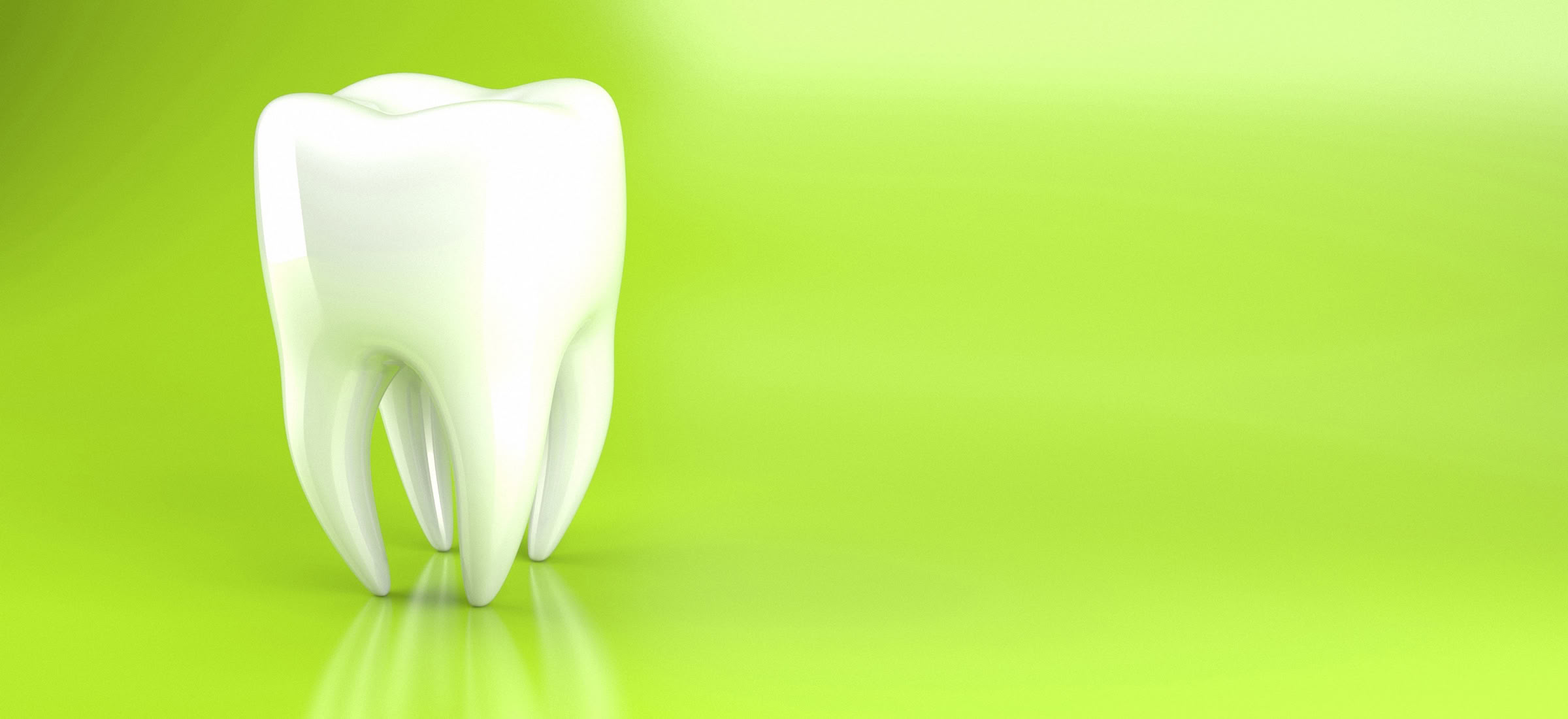 Weißer Zahn auf grünem Hintergrund.